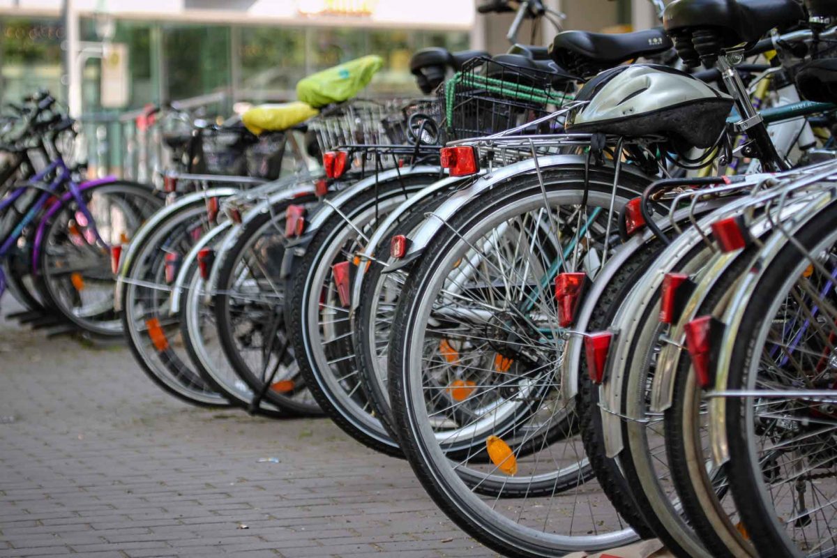 Bicicletas de ciudad aparcadas