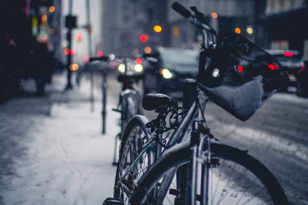 Bicicleta urbana en una calle nevada