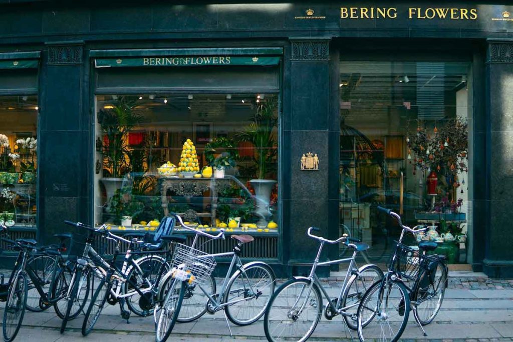 Bicicletas aparcadas tienda