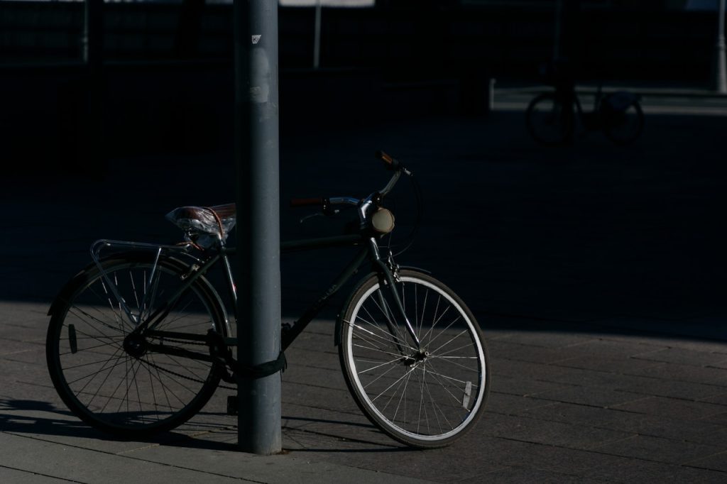 Bicicleta candada zona oscura