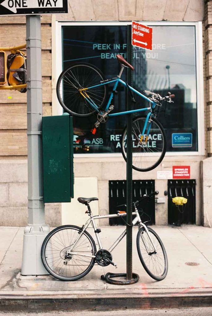 Bicicletas candadas a una farola
