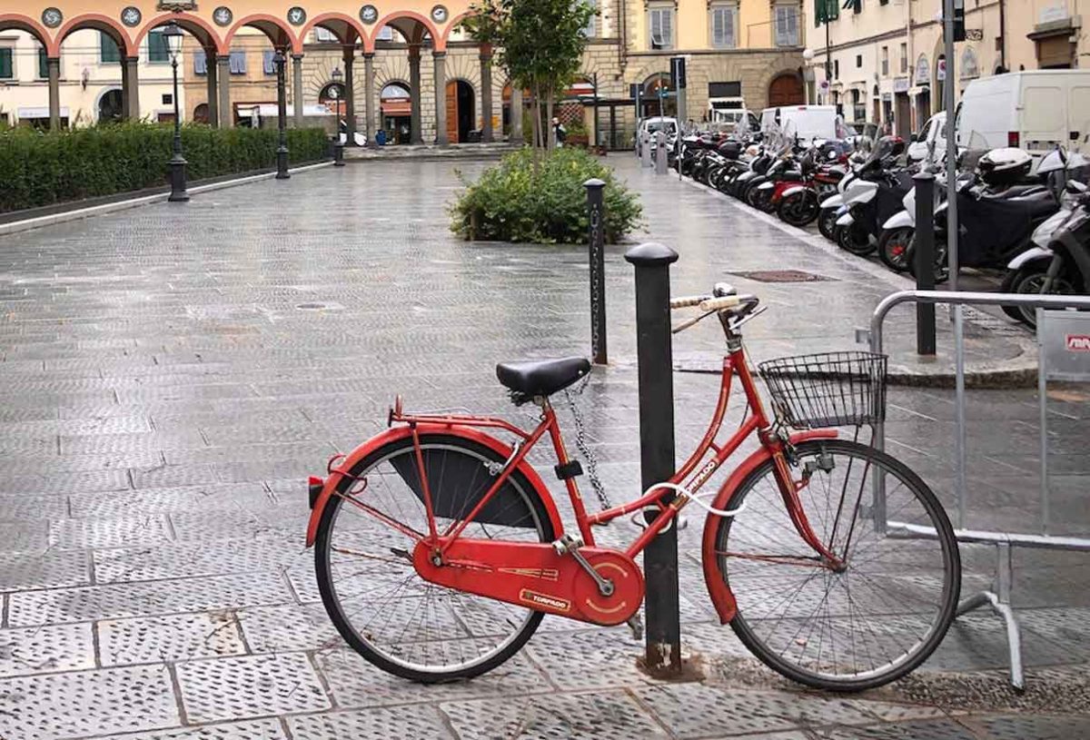 Bicicleta candada a un poste