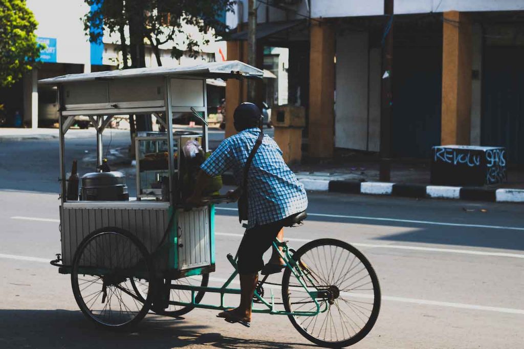 Bicicleta de carga-puesto de comida.