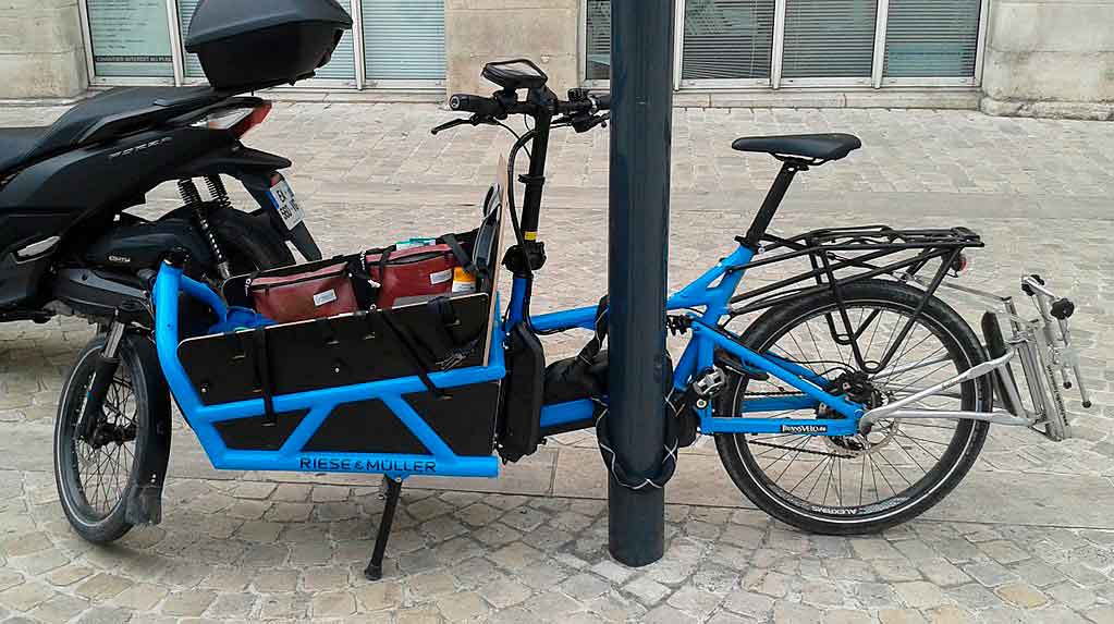 Bicicleta de carga aparcada