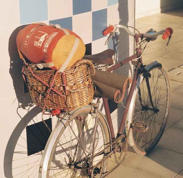 Bicicleta urbana con cesta portaequipaje