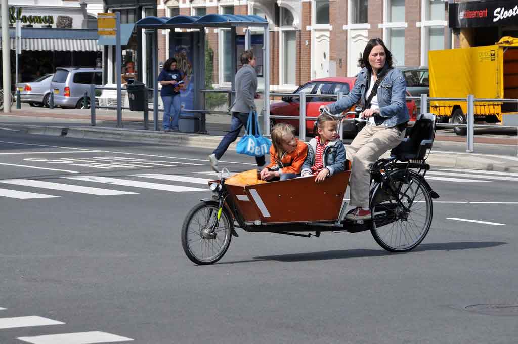 El transporte de niños es uno de los principales uso de las bicicletas de carga en muchos sitios.